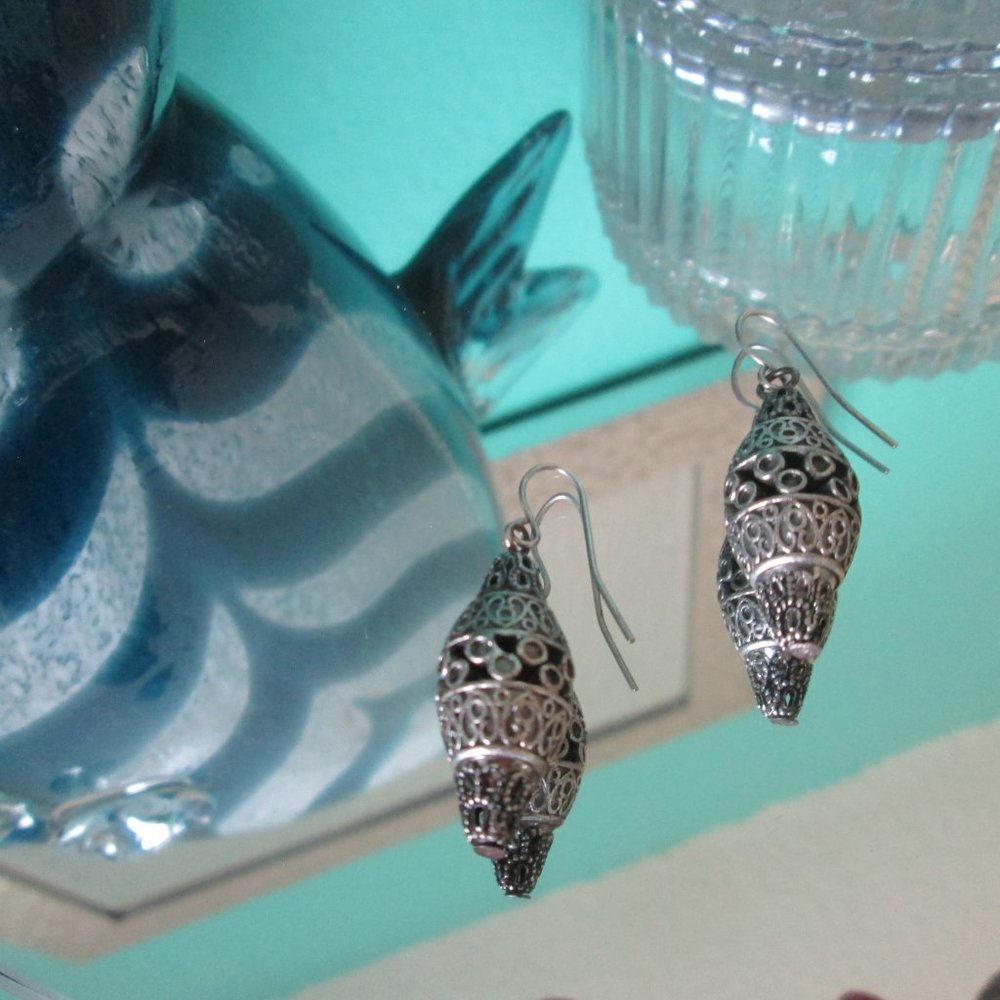These are LeCalla sterling silver antique filigree drop dangle earrings.